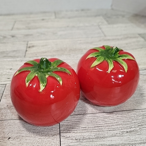 Tomato Salt & Pepper Shaker Platic Stops In Both Summer Picnic Garden - Picture 1 of 8